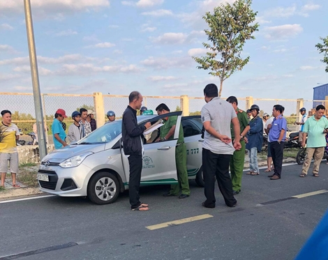 Tài xế taxi ở Cà Mau nghi bị cướp cứa cổ