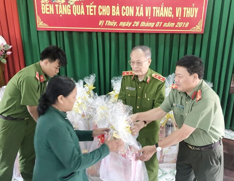 Những phần quà ấm áp nghĩa tình vùng căn cứ cách mạng Hậu Giang