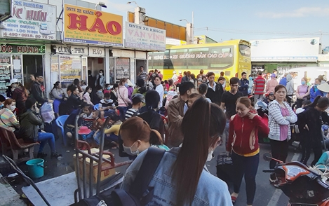 Bến chật kín ngày mùng 6 Tết, nhiều người mệt mỏi chờ xe