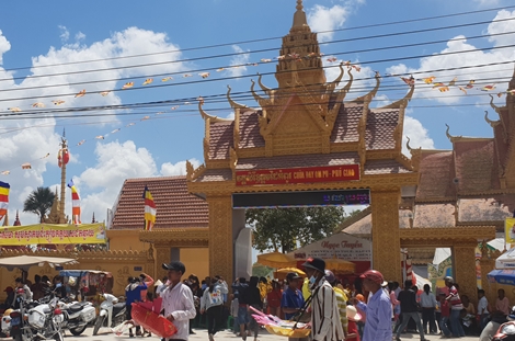 Dòng người hành hương khiến QL1A bị ùn ứ