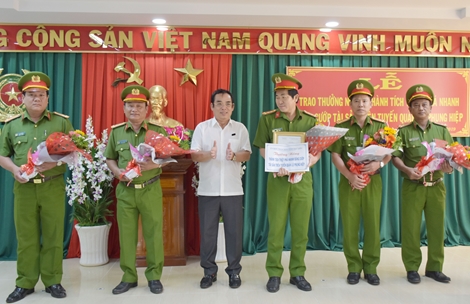 Khen thưởng Ban chuyên án phá băng cướp trên đường Quản lộ Phụng Hiệp 