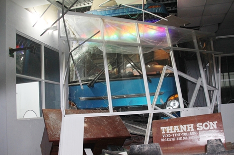 Xe khách tông vào nhà chờ phòng vé, 1 người chết 5 bị thương