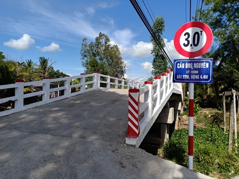 Dân bức xúc cầu mới xây mang tên Phó Chủ tịch xã