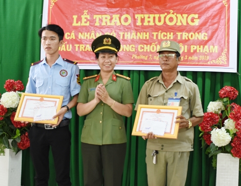 Khen thưởng 2 quần chúng tích cực truy bắt tội phạm