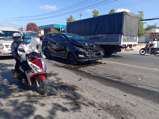 Xe 7 chỗ tông xe tải chờ đèn đỏ, nhiều người hú vía