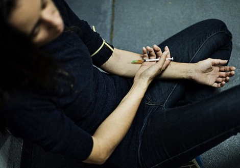 Người đàn ông tử vong, tay đang cầm ống tiêm