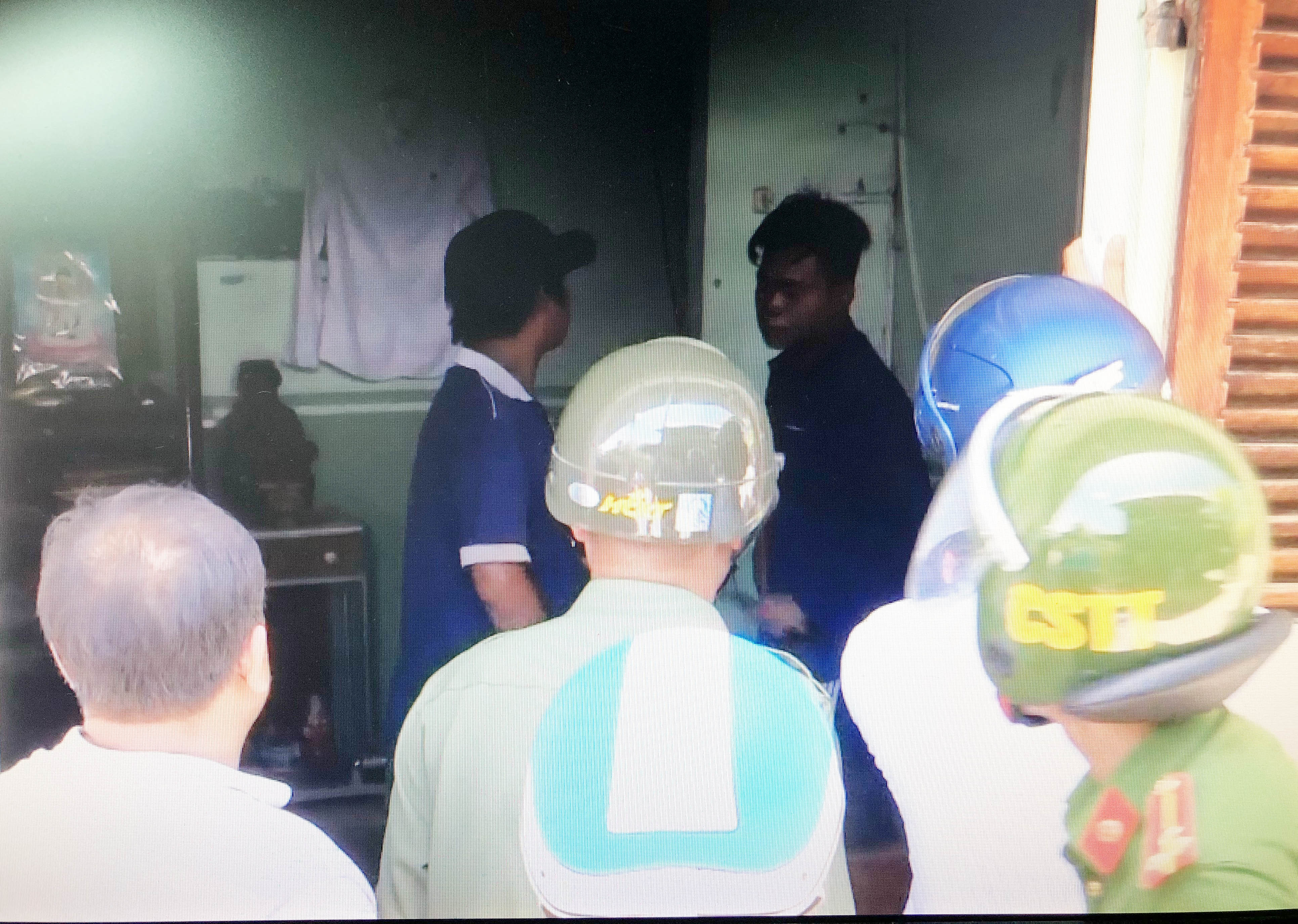 Ngáo đá đốt phá trong nhà, dùng kéo đâm anh trai