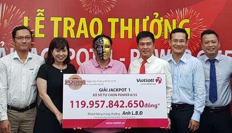 Người đàn ông ở Cà Mau trúng Vietlott gần 120 tỷ đồng 