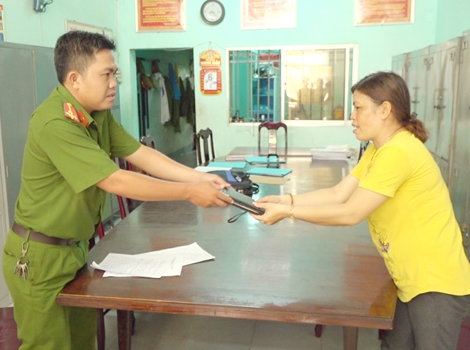 Trả lại tài sản cho nữ công nhân quét rác ở Cà mau đánh rơi