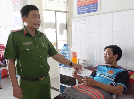 Thăm hỏi cán bộ Công an bị thương khi đang làm nhiệm vụ