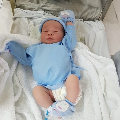 Bé trai sơ sinh nặng 3,5 kg bị bỏ rơi trước cửa nhà dân