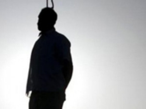 Nam nhân viên điều dưỡng tử vong trong tư thế treo cổ