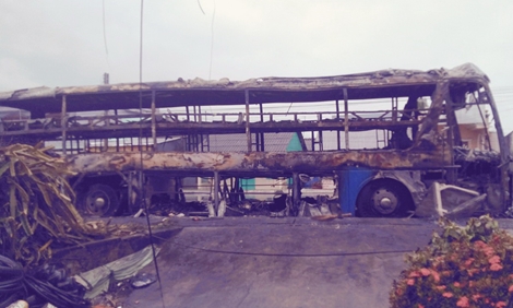 Xe khách giường nằm đang chạy bốc cháy trong đêm
