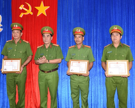 Khen thưởng tập thể, cá nhân có thành tích ngăn chặn đua xe trái phép