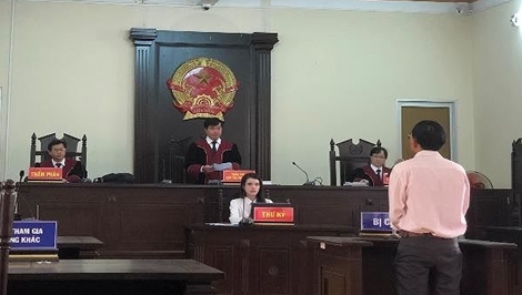 Tiến sĩ làm giả giấy kết hôn được giảm án