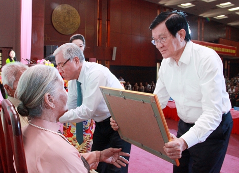 Trao tặng danh hiệu Bà mẹ Việt Nam Anh hùng tại Sóc Trăng