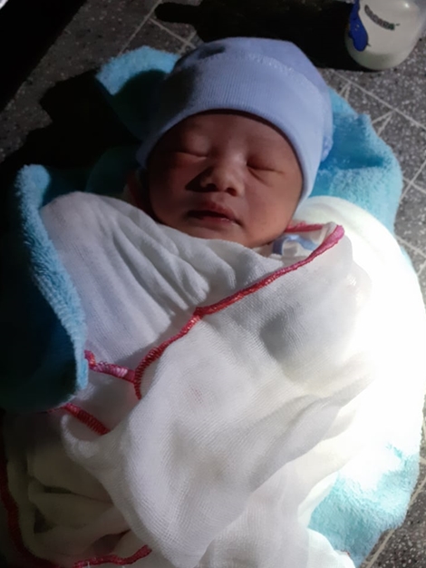 Bé trai sơ sinh còn nguyên dây rốn bị bỏ rơi giữa đêm khuya