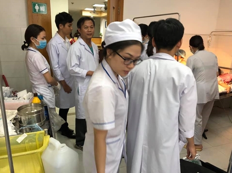 Bác sĩ khoa ngoại... trở thành "ông mụ" bất đắc dĩ