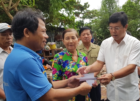 Cà Mau hỗ trợ các hộ dân bị thiệt hại do thiên tai gây ra