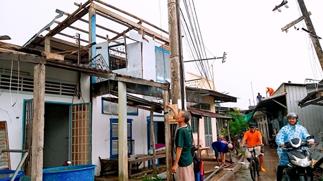 Hàng chục căn nhà ở Cà Mau bị tốc mái, sập do giông lốc, 1 người tử vong  