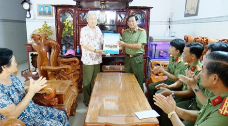 Công an Bạc Liêu thăm hỏi các thế hệ cán bộ lãnh đạo