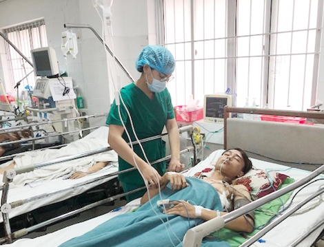 Cứu sống bệnh nhân bị bạn dùng thanh sắt đâm xuyên cổ