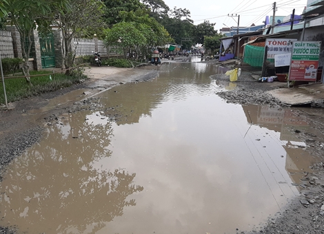 Ngán ngẩm với con đường huyết mạch về xã nông thôn mới