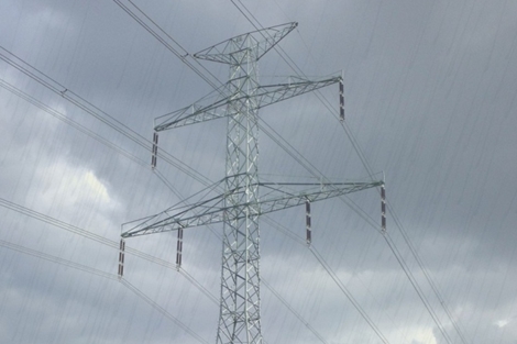 Người đàn ông tử vong dưới cột điện