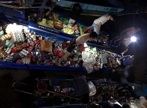 Gần 30 người cứu hàng hóa vỏ lãi bị chìm trong đêm