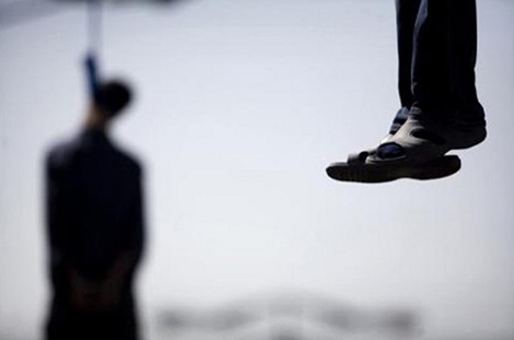 Người đàn ông tử vong trong tư thế treo cổ