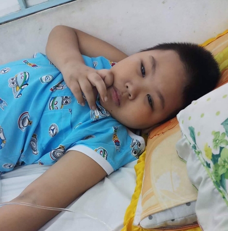 Cháu bé 7 tuổi vừa mất mẹ, đang đối mặt với tử thần 