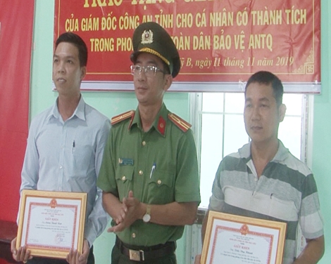 Khen thưởng hai quần chúng dũng cảm truy bắt tội phạm