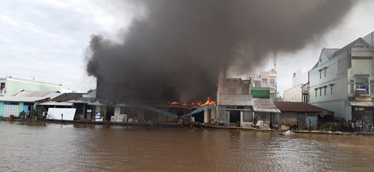 Cửa hàng kim khí điện máy ở Bạc Liêu đang cháy dữ dội 