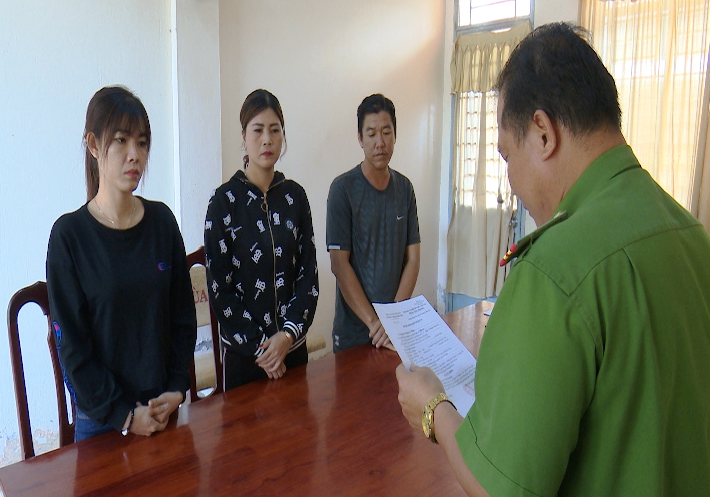 Khởi tố nhóm đối tượng say xỉn tấn công CSGT