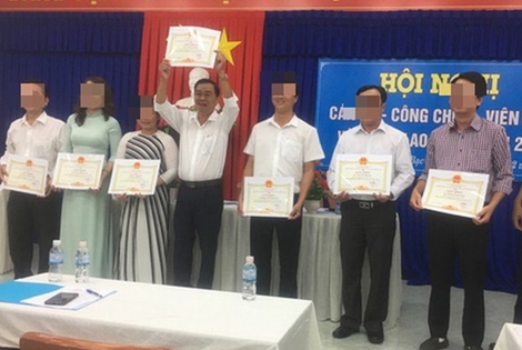 Bị kỷ luật, phó giám đốc vẫn khen thưởng chính mình