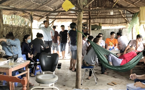 Công an Cà Mau bắt 15 con bạc đang sát phạt trên sòng bài