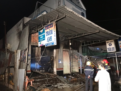 Bà hoả ghé thăm tiệm tạp hoá lúc nửa đêm