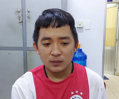 Y sĩ quay clip phụ nữ tắm rồi ép tình, tống tiền