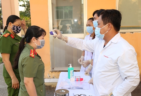 Công an Sóc Trăng tổ chức đo thân nhiệt tại trụ sở làm việc 