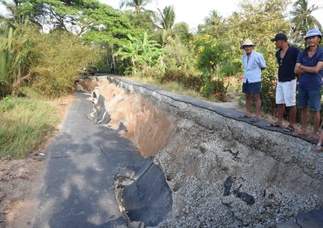 Xuất hiện nhiều vết nứt dọc tuyến đường vừa sụt lún ở Cà Mau