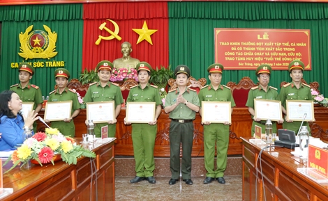 Khen thưởng tập thể, cá nhân có thành tích trong cứu nạn cứu hộ