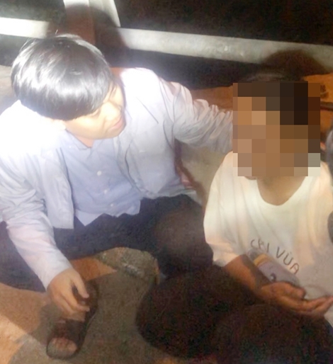 Thiếu úy Công an cứu cô gái định nhảy cầu tự tử 