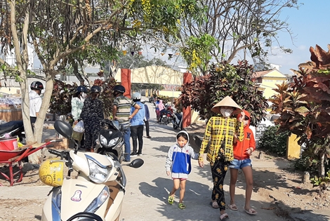 Bất chấp dịch COVID-19, nhiều người vẫn đi cúng thanh minh 