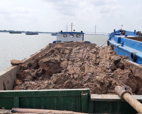 Phát hiện 7 sà lan có dấu hiệu khai thác đất sét trái phép