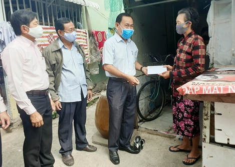 Sẻ chia, giúp người bán vé số vượt qua khó khăn 