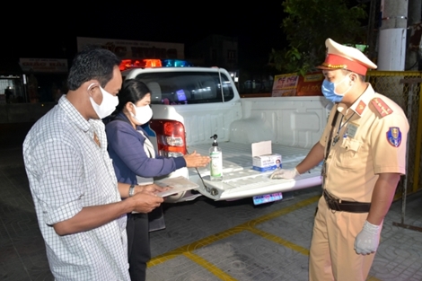 CSGT Công an TP Bạc Liêu tăng cường chống dịch COVID-19