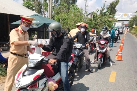 Hỗ trợ người dân vượt qua khó khăn trong mùa dịch COVID-19