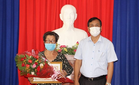 5 cụ bà mang tiền tiết kiệm ủng hộ phòng chống COVID-19