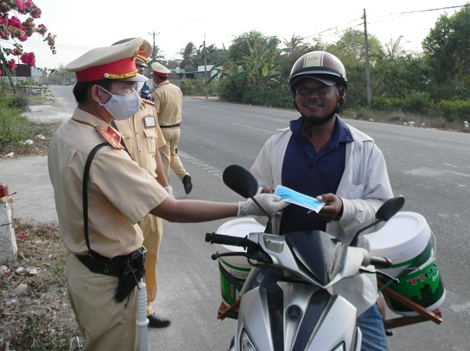 Công an tỉnh Sóc Trăng phối hợp kiểm tra thân nhiệt người vào tỉnh