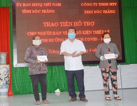 Sóc Trăng trao tiền hỗ trợ trên 4.500 người bán vé số lẻ